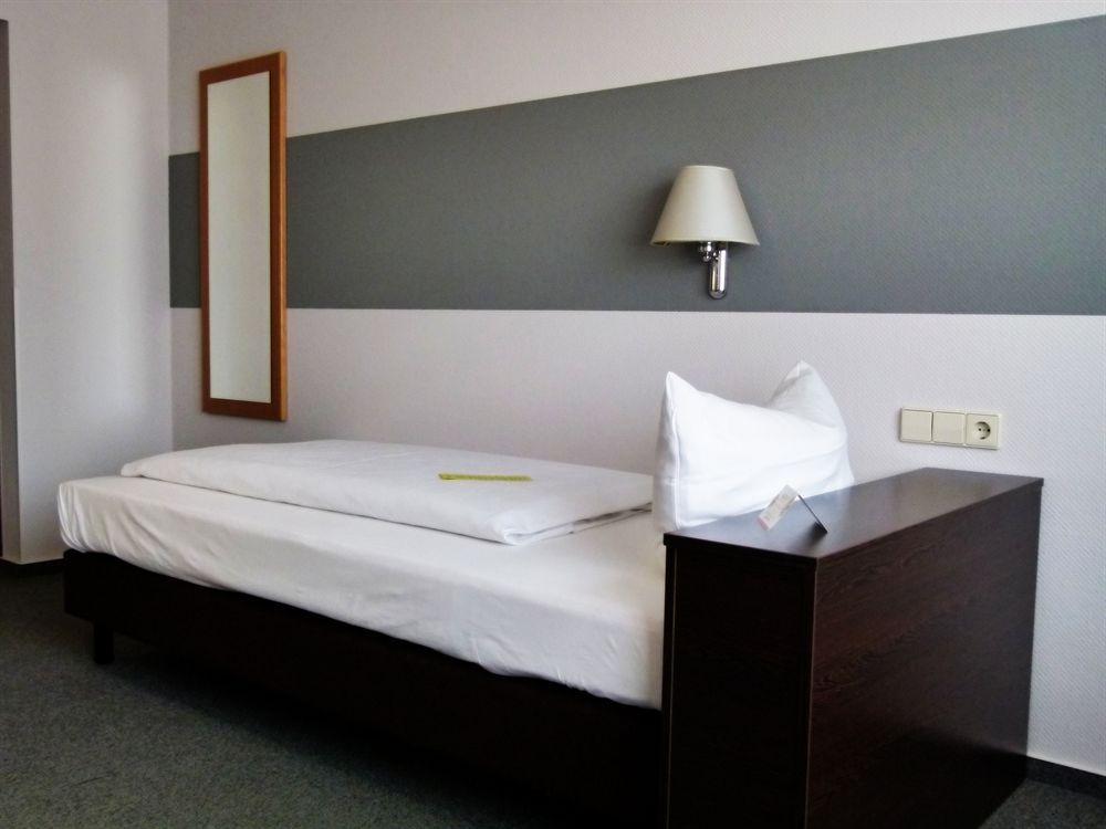 Akzent Hotel Torgauer Hof Зіндельфінген Екстер'єр фото