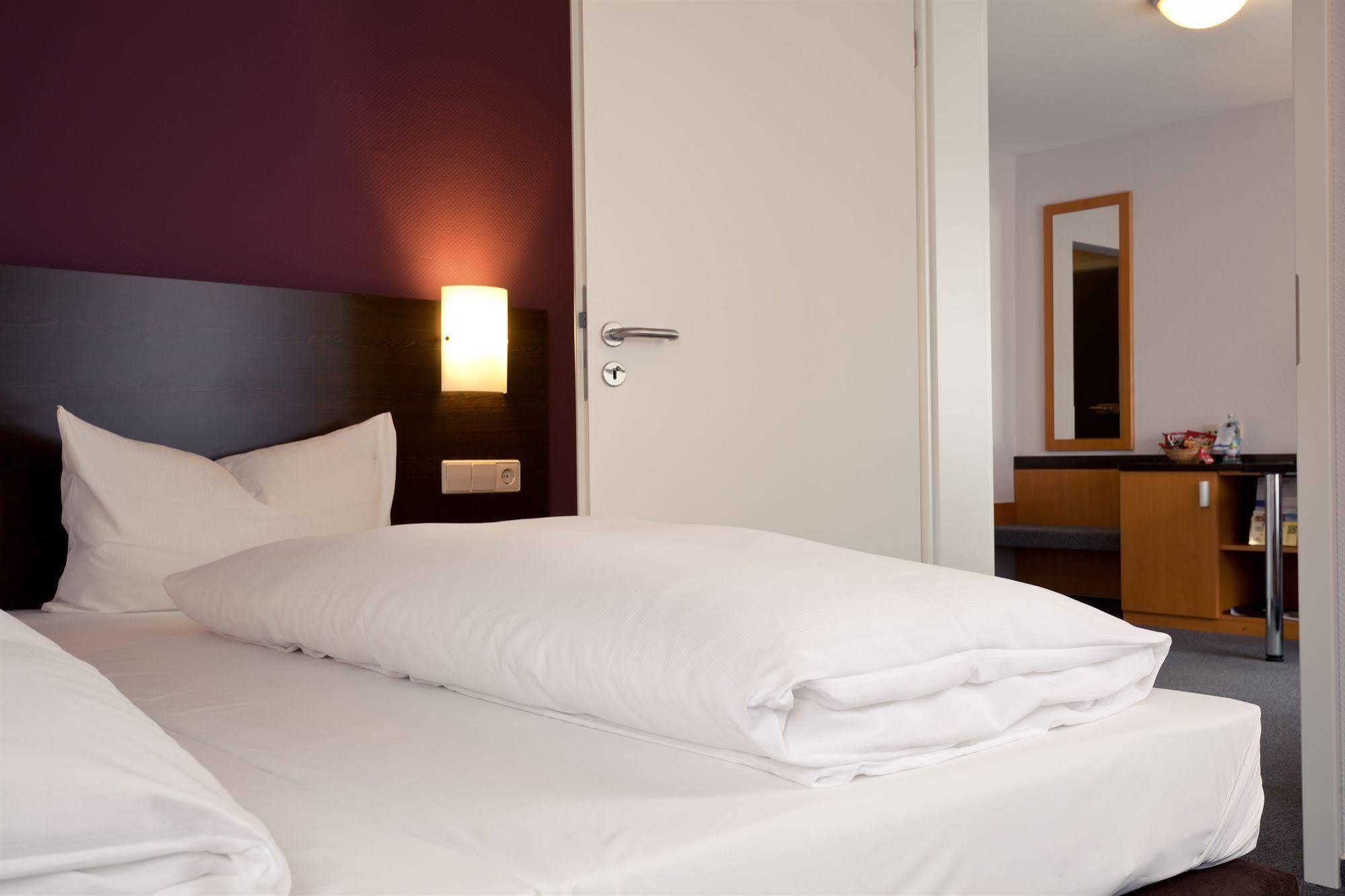 Akzent Hotel Torgauer Hof Зіндельфінген Екстер'єр фото