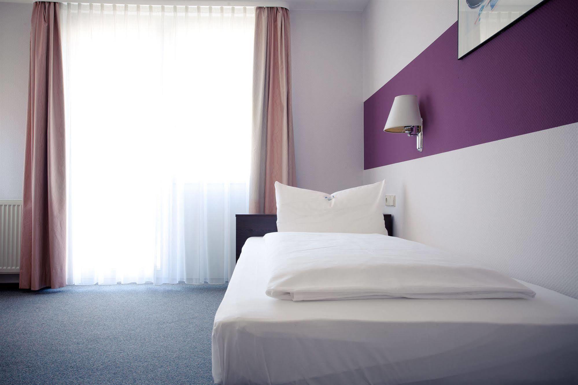 Akzent Hotel Torgauer Hof Зіндельфінген Екстер'єр фото