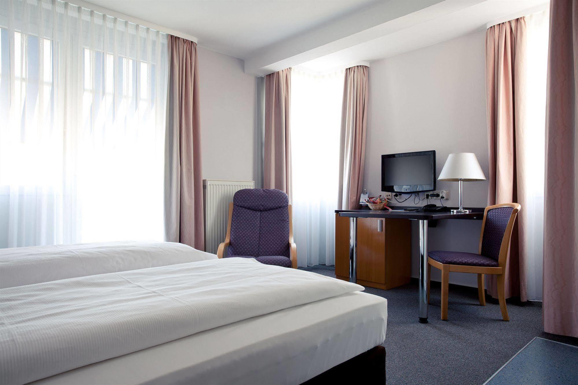 Akzent Hotel Torgauer Hof Зіндельфінген Екстер'єр фото