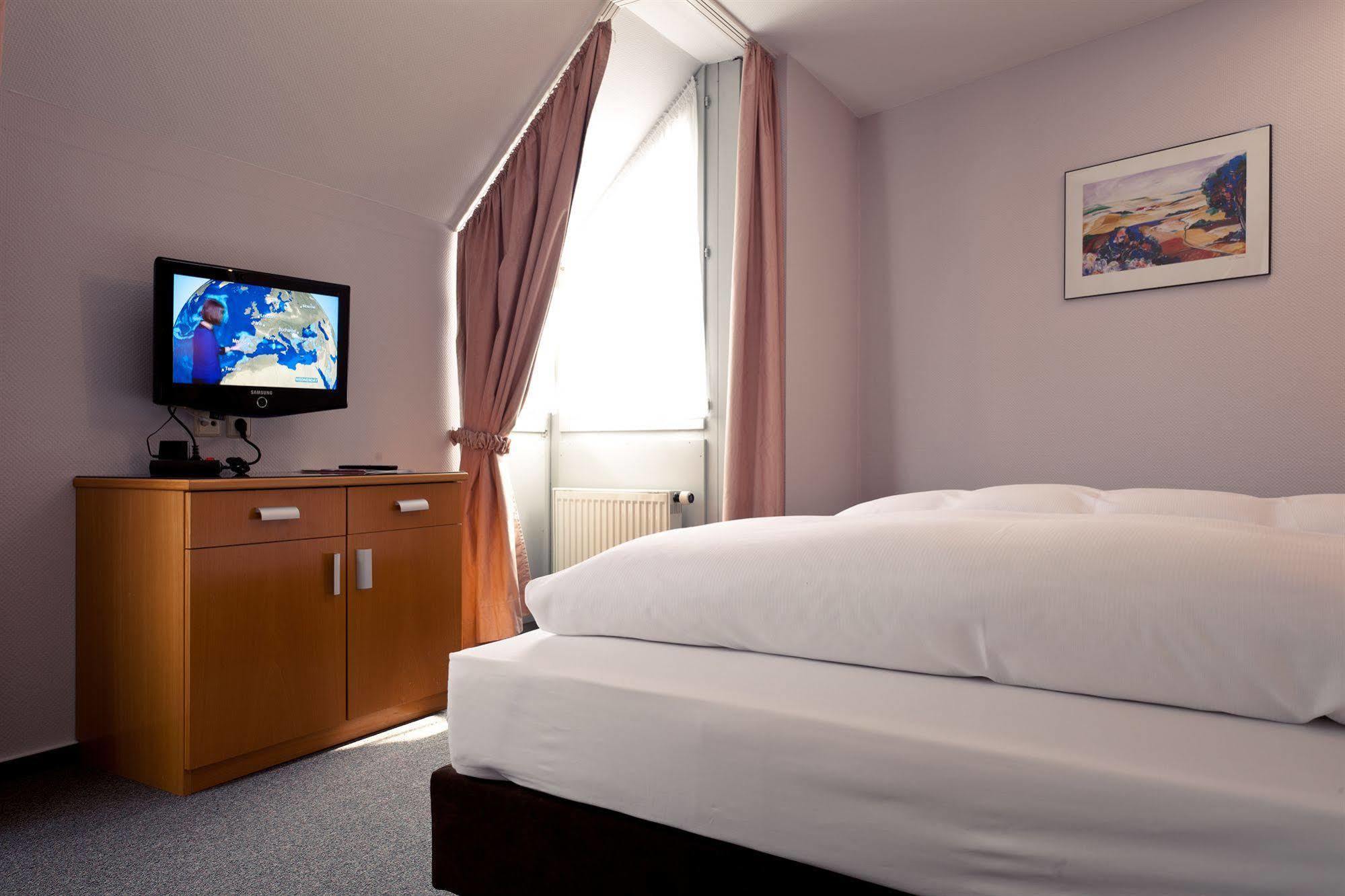 Akzent Hotel Torgauer Hof Зіндельфінген Екстер'єр фото